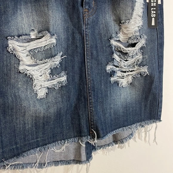 NWT Design Lab Jean Skirt 27 Mini Denim Dark Distressed Blue Classic Grunge Alt - Picture 4 of 14
